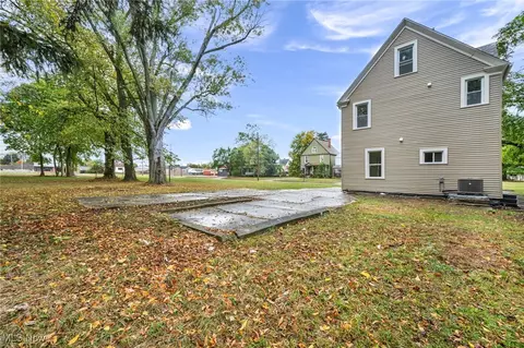 Exterior - 121 Parkview Ct, Elyria, OH 44035 photo 3 of 6