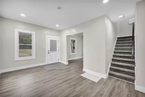 Entry Way - 121 Parkview Ct, Elyria, OH 44035 photo 2 of 5