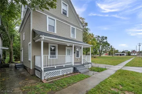 Exterior - 121 Parkview Ct, Elyria, OH 44035 photo 1 of 6