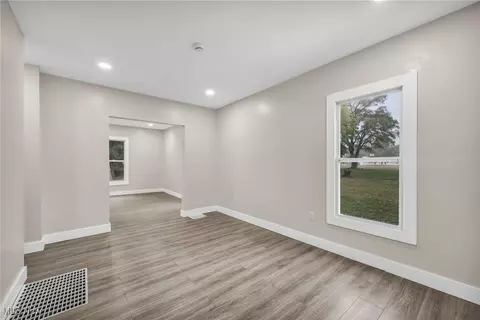 Living - 121 Parkview Ct, Elyria, OH 44035 photo 2 of 4