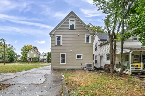 Exterior - 121 Parkview Ct, Elyria, OH 44035 photo 4 of 6