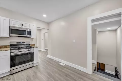Entry Way - 121 Parkview Ct, Elyria, OH 44035 photo 1 of 5