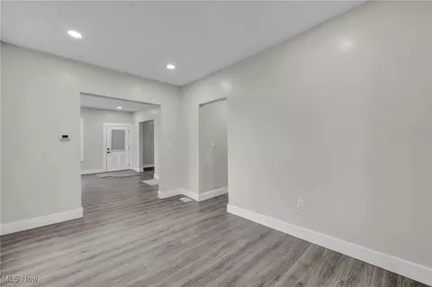 Entry Way - 121 Parkview Ct, Elyria, OH 44035 photo 3 of 5