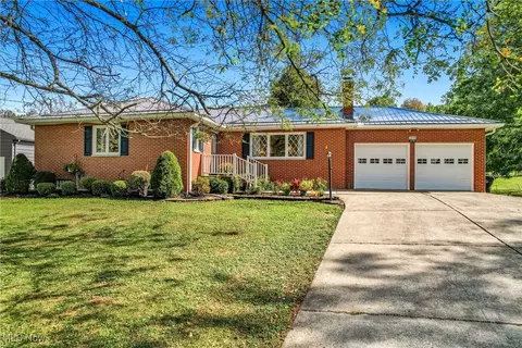3275 Beechwood Dr, Hubbard, OH 44425
