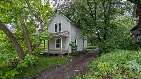 1447 Shriver Ave NE, Canton, OH 44705