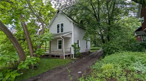 1447 Shriver Ave NE, Canton, OH 44705