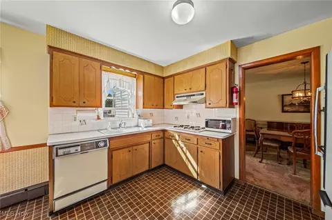 Kitchen - 104 E 216th St, Euclid, OH 44123 photo 3 of 3