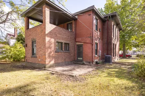 Exterior - 333 5th St, Elyria, OH 44035 photo 4 of 7
