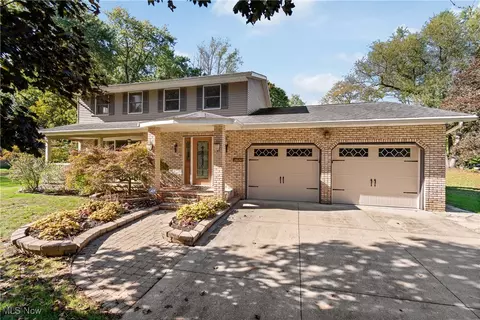 2424 Lyndon Dr, Uniontown, OH 44685