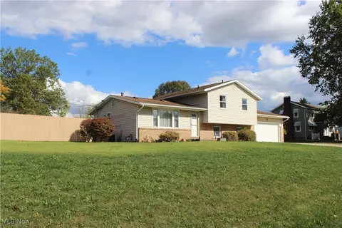 2424 Waynesburg Dr SE, Canton, OH 44707