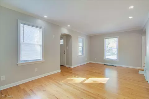 225 E 246th St, Euclid, OH 44123 photo 7