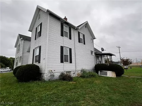 223 Pine St, Coshocton, OH 43812