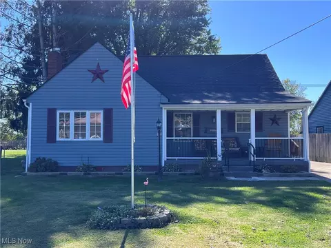 1350 Maplewood Dr, Zanesville, OH 43701