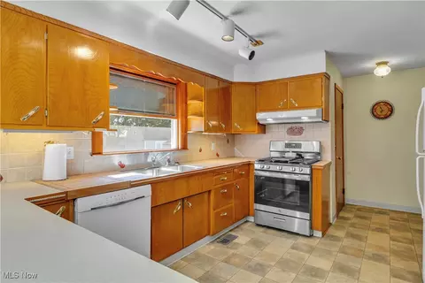 39655 Carol Ln, Elyria, OH 44035 photo 9
