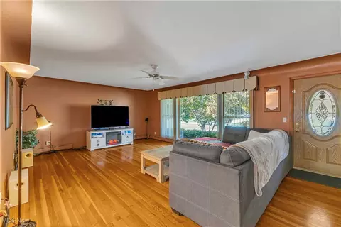 39655 Carol Ln, Elyria, OH 44035 photo 3