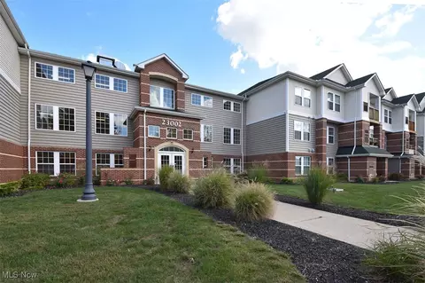 23002 Chandlers Ln #221, Olmsted Falls, OH 44138