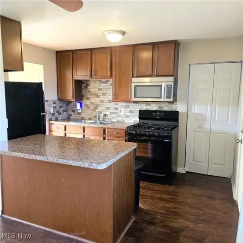 457 Augdon Dr, Elyria, OH 44035 photo 2