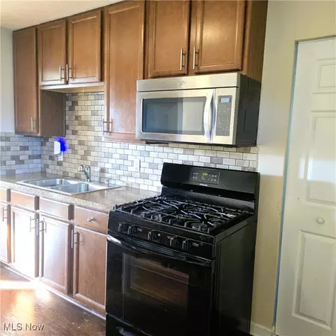 457 Augdon Dr, Elyria, OH 44035 photo 4