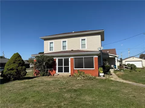 621 Newport Ave, Uhrichsville, OH 44683