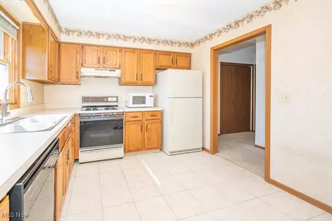 Kitchen - 829 Pearson Cir, Boardman, OH 44512 photo 2 of 2