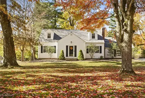 4360 S Hilltop Rd, Chagrin Falls, OH 44022