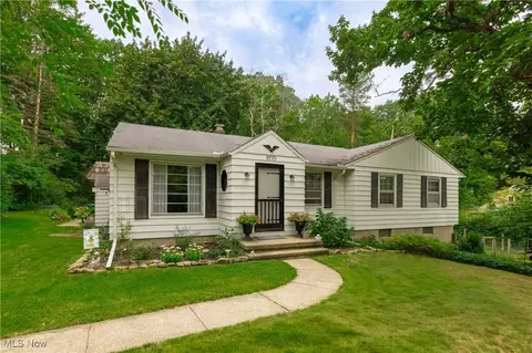 9770 Wrenwood Dr, Kirtland, OH 44094