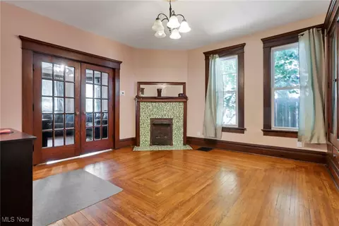 Living - 629 E Wheeling St, Lancaster, OH 43130 photo 4 of 5