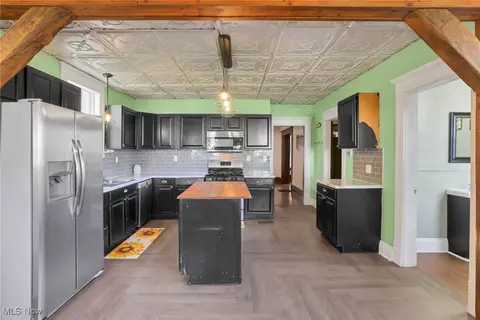 Kitchen - 629 E Wheeling St, Lancaster, OH 43130 photo 3 of 4