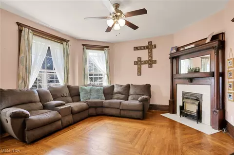 Living - 629 E Wheeling St, Lancaster, OH 43130 photo 3 of 5