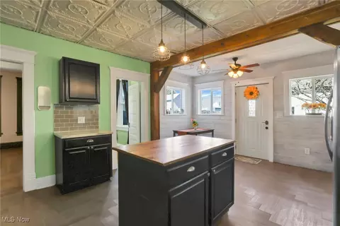 Entry Way - 629 E Wheeling St, Lancaster, OH 43130 photo 4 of 7