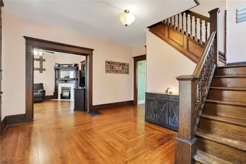 Entry Way - 629 E Wheeling St, Lancaster, OH 43130 photo 2 of 7