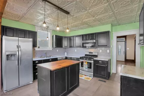 Kitchen - 629 E Wheeling St, Lancaster, OH 43130 photo 2 of 4