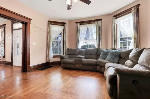 Living - 629 E Wheeling St, Lancaster, OH 43130 photo 2 of 5