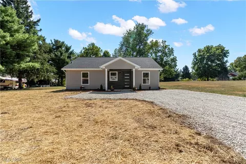 8440 Mapleford St SW, Navarre, OH 44662