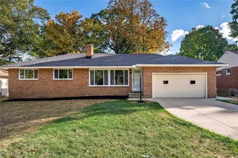 918 Starlight Dr, Seven Hills, OH 44131