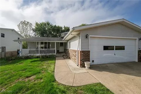 2935 Farmington Cir SW, Canton, OH 44706