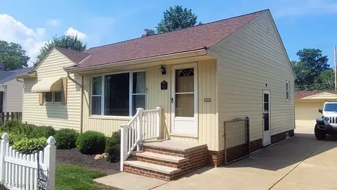 5072 Harmony Ln, Willoughby, OH 44094