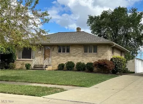 9912 Richard Dr, Brooklyn, OH 44144