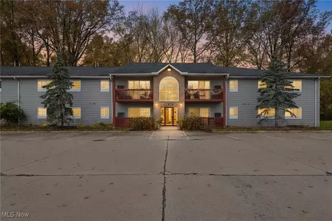 27097 Oakwood Cir #208Z, Olmsted Twp, OH 44138