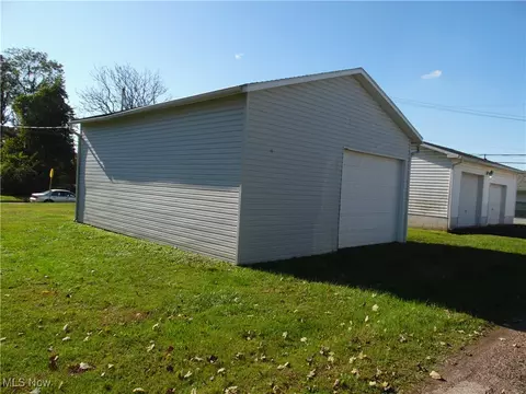 609 Lambert St, Belpre, OH 45714 photo 2