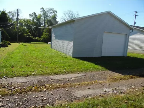 609 Lambert St, Belpre, OH 45714 photo 3
