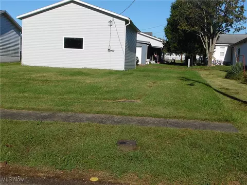 609 Lambert St, Belpre, OH 45714 photo 4