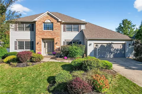 4029 Vincent Dr, Seven Hills, OH 44131