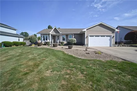 6856 Berry Blossom Dr, Canfield, OH 44406