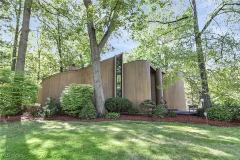 31105 Roxbury Park Dr, Bay Village, OH 44140