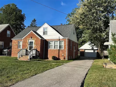 1530 E 254th St, Euclid, OH 44117