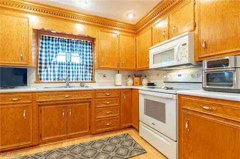 Kitchen - 90480 Kilgore Ridge Rd, Scio, OH 43988 photo 4 of 5