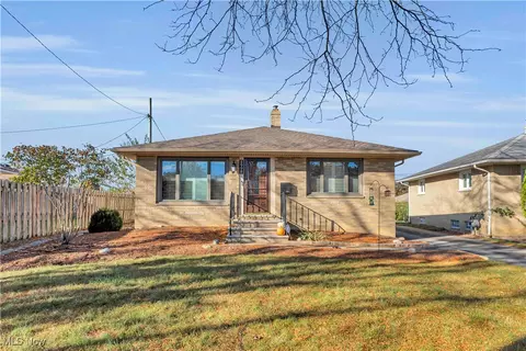 8998 Boxwood Cir, Brooklyn, OH 44144