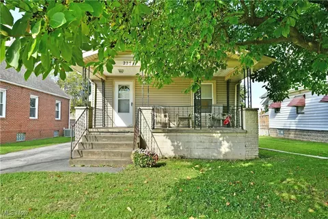 227 Maplewood Ave, Struthers, OH 44471