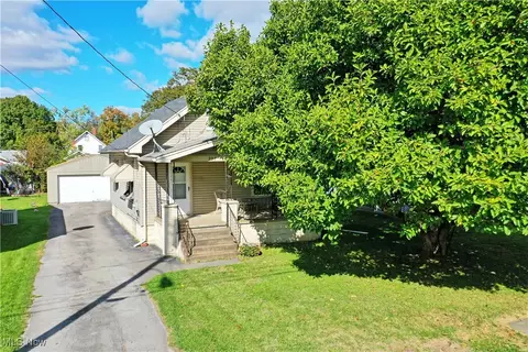 227 Maplewood Ave, Struthers, OH 44471 photo 3